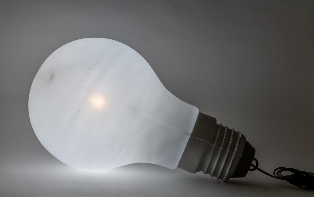 INGO MAUER, DESIGN M, 1979. Una lampada da: INGO MAUER, DESIGN M, 1979. Una lampada da terra o da tavolo 'Bulb Bulb'. Polietilene stampato. Impressa 'Design Ingo Mauer'made in U.S.A. Etichetta della Manifattura. Cm 55 x 35.