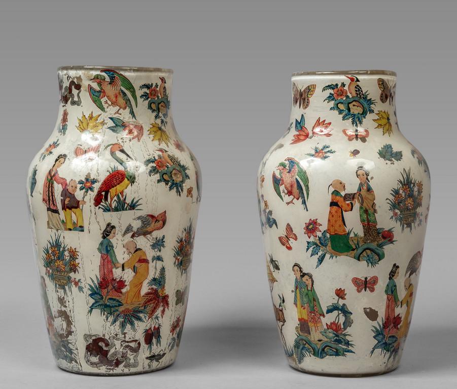 Coppia di vasi in vetro decorati con figurine (1 of 2)