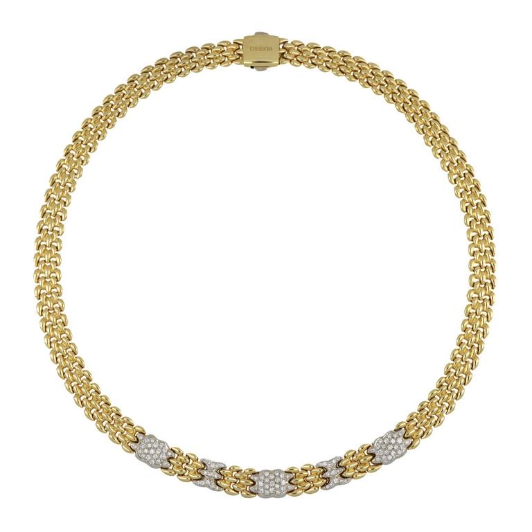 Chimento, girocollo in oro giallo e bianco,: Chimento, girocollo in oro giallo e bianco, particolare maglia a grani di riso, diamanti taglio brillante a pave' per complessivi ct 1,30 ca nei nodi centrali. Lunghezza 43 cm. Peso g. 50,6