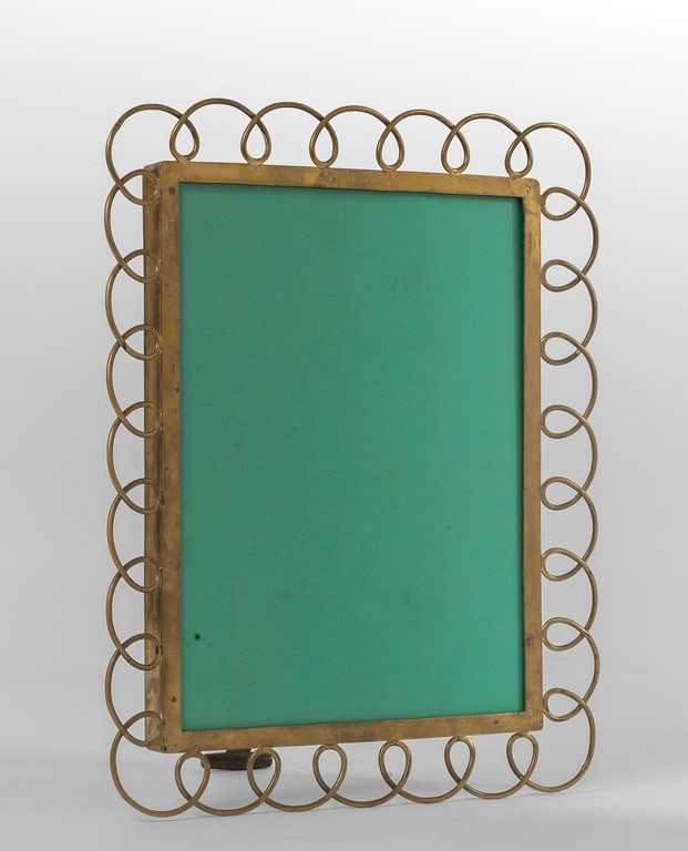 UN PORTARITRATTI, anni '50. Ottone. Cm: UN PORTARITRATTI, anni '50. Ottone. Cm 35 x 28.