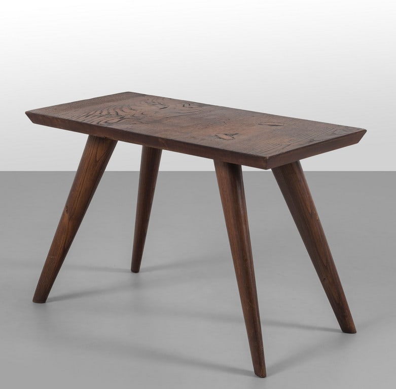 UN TAVOLINO, anni '50. Legno di rovere. Cm: UN TAVOLINO, anni '50. Legno di rovere. Cm 48 (h) x 75 x 36.