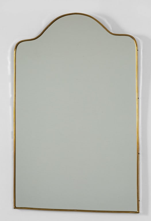 UNO SPECCHIO DA PARETE, anni '50 Ottone,: UNO SPECCHIO DA PARETE, anni '50 Ottone, cristallo argentato. Cm 80 x 53.