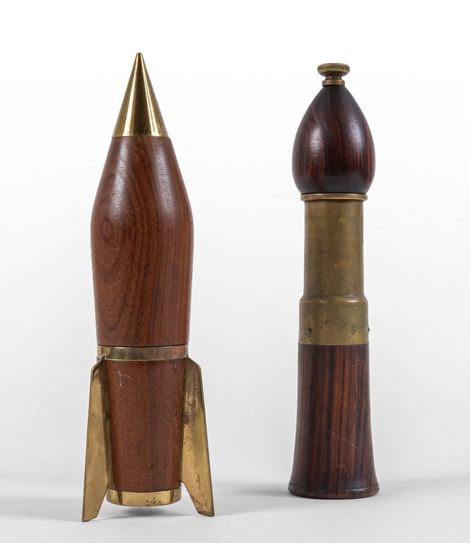DUE MACINA PEPE, anni '60. Legno di teak: DUE MACINA PEPE, anni '60. Legno di teak tornito, ottone. Marcati 'Made in Italy'. Altezza cm 25.
