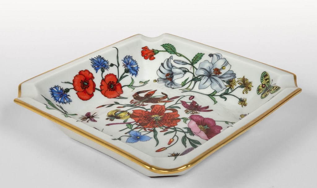 GUCCI, anni '70. Uno svuota tasche, esecuzione: GUCCI, anni '70. Uno svuota tasche, esecuzione Bernardaud Limoges. Porcellana con disegni floreali. Cm 4 (h) x 19.5 x 19.5.