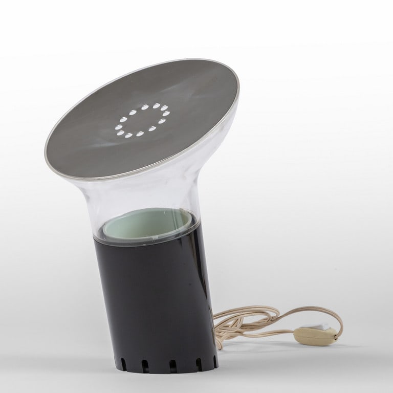 RODOLFO BONETTO, D.H. GUZZINI, 1972. Una: RODOLFO BONETTO, D.H. GUZZINI, 1972. Una lampada da tavolo 'Nitia'. Metacrilato, acciaio cromato. Marcata 'Designer Rodolfo Bonetto Mod. Nitia Design House Italy'. Altezza cm 22. Letteratura: Forme 40