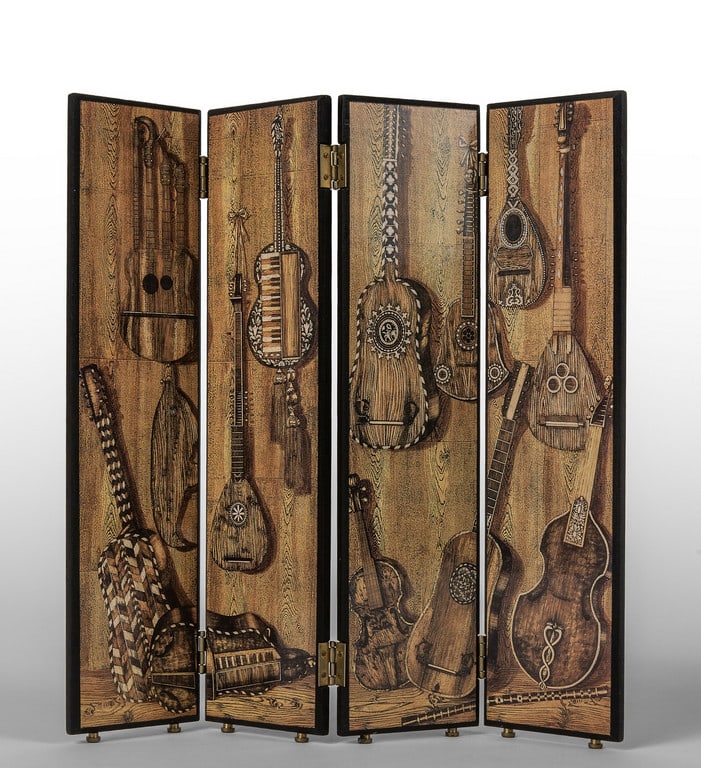 BARNABA FORNASETTI, anni '90. Un paravento: BARNABA FORNASETTI, anni '90. Un paravento in miniatura, decoro 'Strumenti musicali'. Marcato 'Fornasetti Milano made in Italy'. Cm 22 x 23.