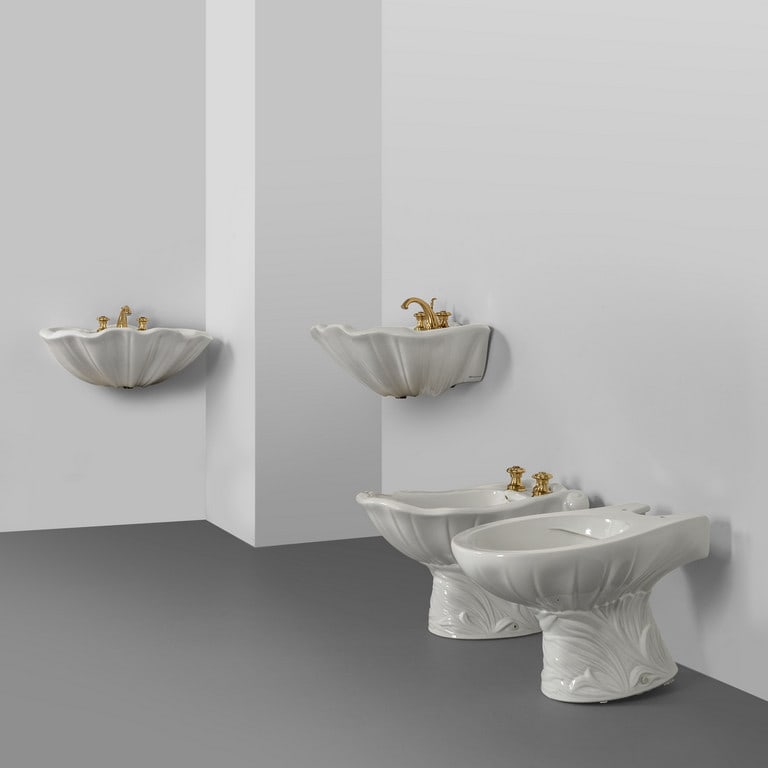 ANTONIA CAMPI, POZZI GINORI, anni '60. Un set: ANTONIA CAMPI, POZZI GINORI, anni '60. Un set di apparecchi sanitari, modello 'Conchiglia', composto da due lavabi, water e bidet, e rubinettria. Vitreous China. Rubinetterie di metallo dorato. Marcat