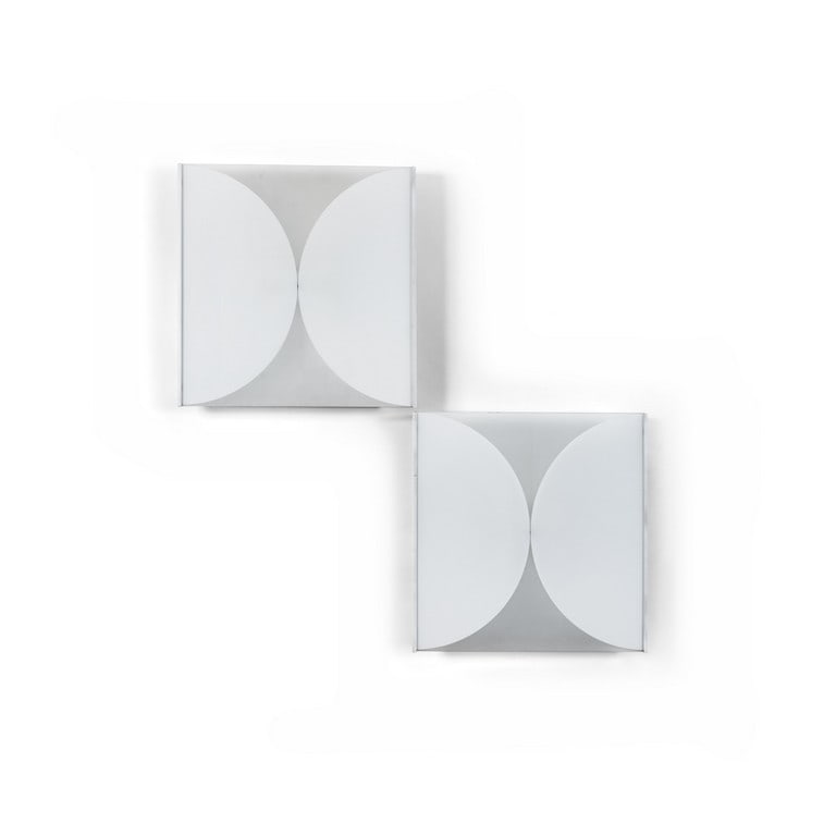 BOBO PICCOLI, FONTANA ARTE, 1970. Due: BOBO PICCOLI, FONTANA ARTE, 1970. Due lampade a parete 'Clessidra'. Lamierino di ferro verniciato, vetro diffusore bianco lucido con decorazione smerigliata. Cm 50 x 50 x 7 (profondita'). A pair of 'C