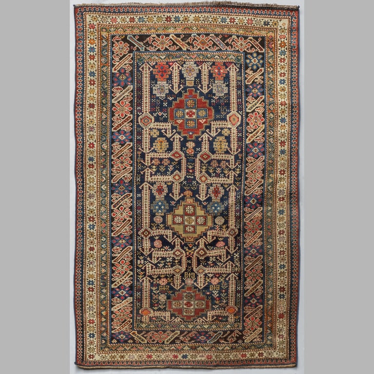 Tappeto a tre rombi a fondo blu e rosso, inizi (1 of 1)