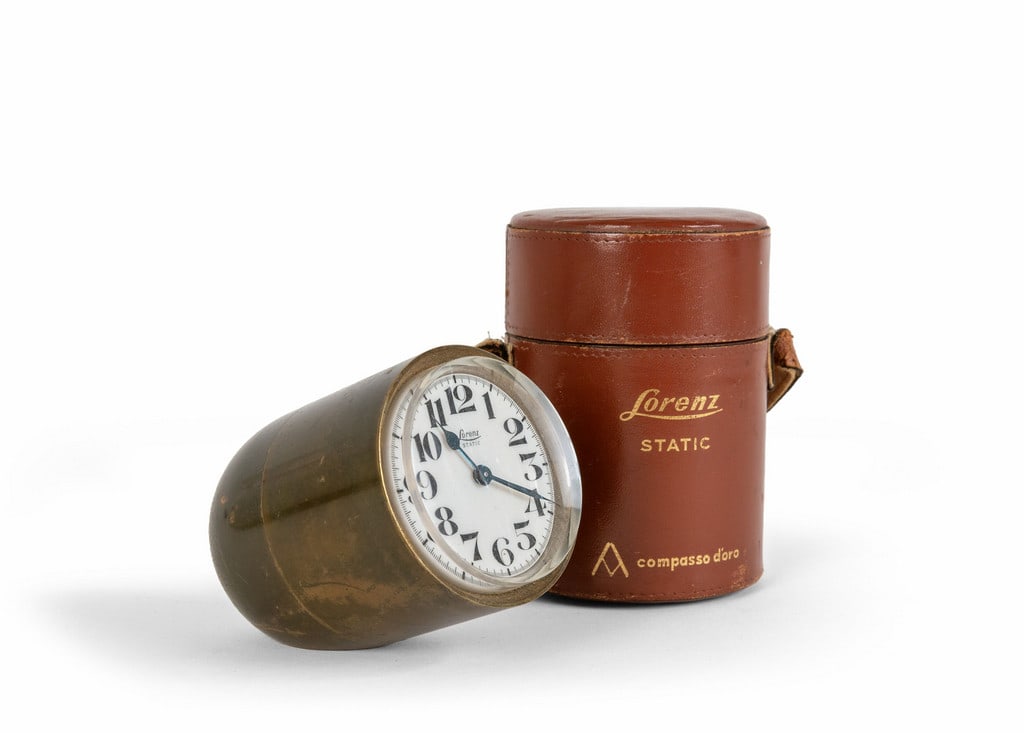 RICHARD SAPPER, LORENZ, 1960 Un orologio da: RICHARD SAPPER, LORENZ, 1960 Un orologio da tavolo 'Static'. Premio Compasso d'oro 1960. Cassa di metallo spazzolato, custodia originale in pelle. Lunghezza cm 10, diametro cm 6,5. Letteratura: Carlo