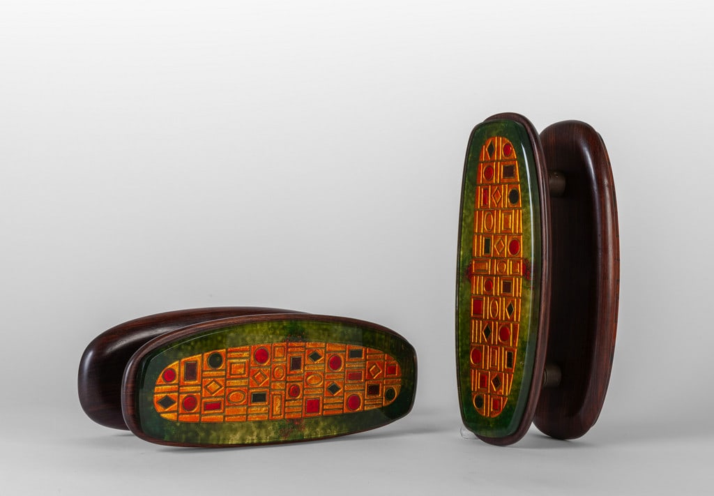 ERWIN WALTER BURGER, anni '50. Due coppie di: ERWIN WALTER BURGER, anni '50. Due coppie di maniglie. Legno di palissandro, cristallo inciso a getto di sabbia e alla mola, retro dipinto, decorato con foglia d'oro. Misure di ogni maniglia: altezza