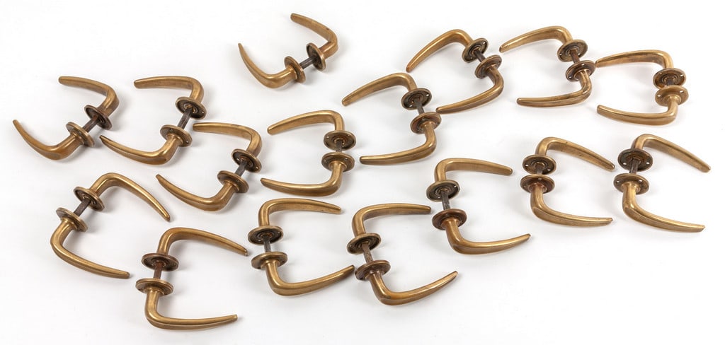 SEDICI COPPIE DI MANIGLIE, anni '60.  Ottone. (1 of 1)