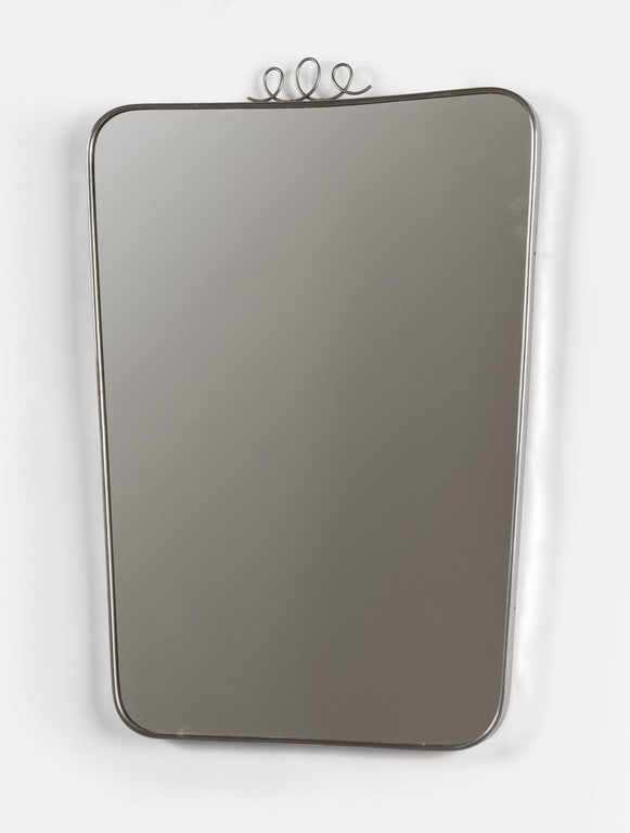 UNO SPECCHIO DA PARETE, anni '50. Ottone: UNO SPECCHIO DA PARETE, anni '50. Ottone nichelato, cristallo argentato. Cm 80 x 54.