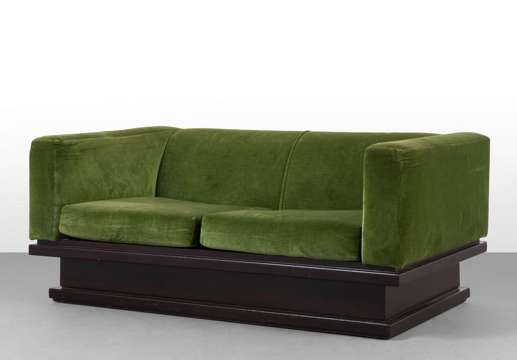 UN DIVANO, anni '60.  Struttura in legno, (1 of 2)