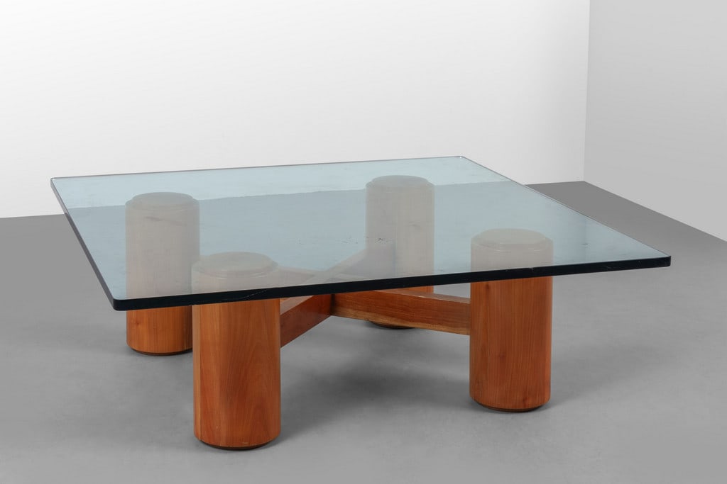 UN TAVOLINO, anni '70. Legno di faggio,: UN TAVOLINO, anni '70. Legno di faggio, cristallo. Lieve difetto: piccola scheggiatura sul cristallo. Cm 32 (h) x 100 x 100.