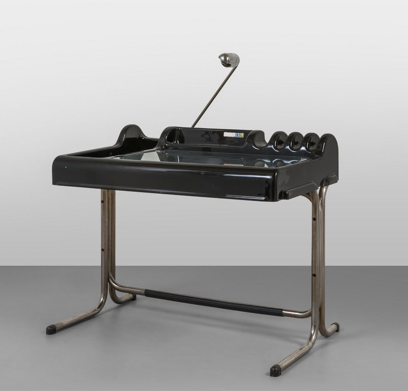 VITTORIO PARIGI & NANI PRINA, MOLTENI & C.,: VITTORIO PARIGI & NANI PRINA, MOLTENI & C., 1971. Uno scrittoio 'Orix'. Tubo di metallo cromato, resina Abs, cristallo, dotazione di una lampada a braccio snodabile di acciaio cromato. Cm 82 (h) x 100