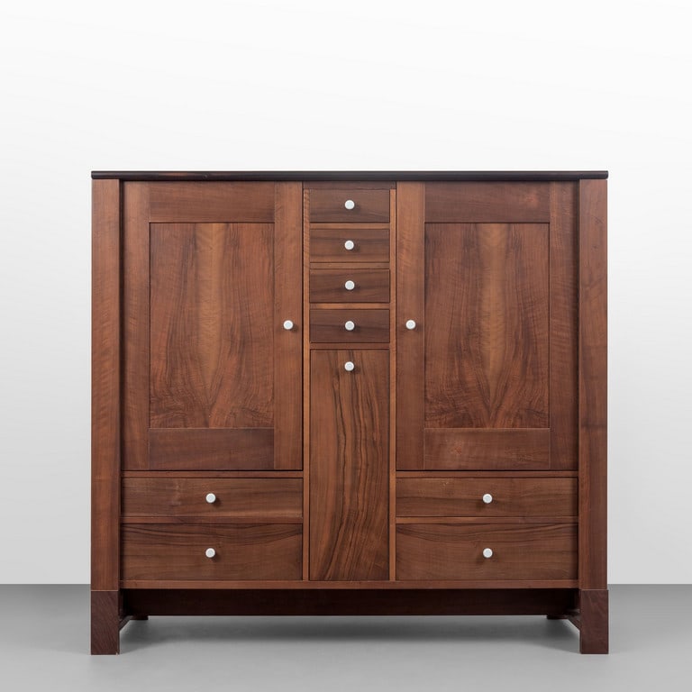 ANTONIO ROSSIN, BERNINI, anni '70 Un: ANTONIO ROSSIN, BERNINI, anni '70 Un armadio modello '354'. Legno impiallacciato noce, maniglie di porcellana. Etichetta della Manifattura. Cm 149 (h) x 160 x 60. Letteratura: catalogo Bernini anni '7