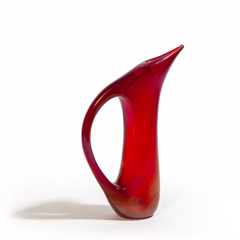 GIORGIO FERRO, A.VE.M., 1955 circa. Un vaso: GIORGIO FERRO, A.VE.M., 1955 circa. Un vaso "anse volanti" in vetro rosso iridato. Altezza cm. 28.5.