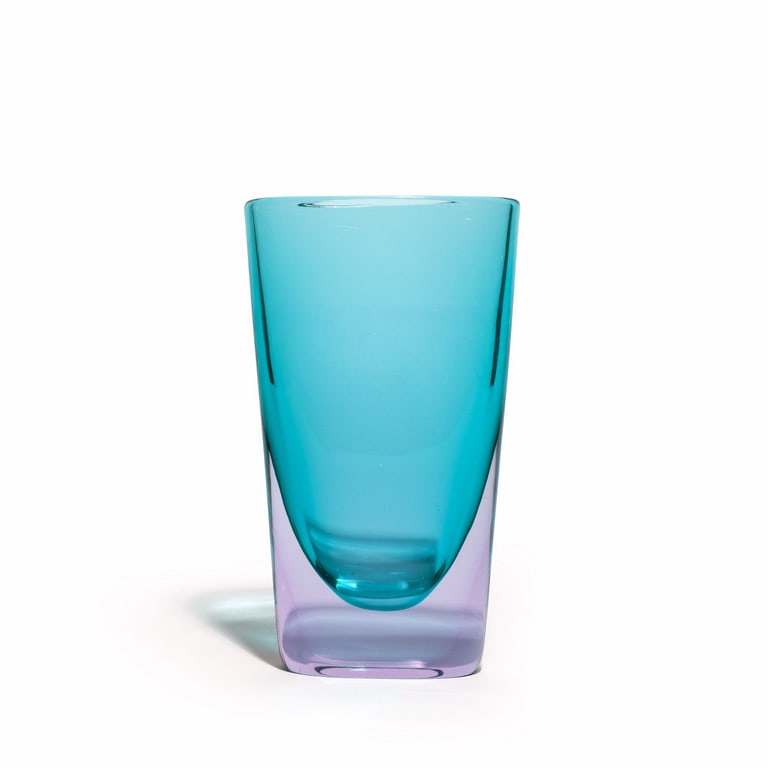 ANTONIO DA ROS, CENEDESE, 1965 circa. Un vaso: ANTONIO DA ROS, CENEDESE, 1965 circa. Un vaso ovale in vetro sommerso trasparente acquamarina e alessandrite. Altezza cm. 28.5.