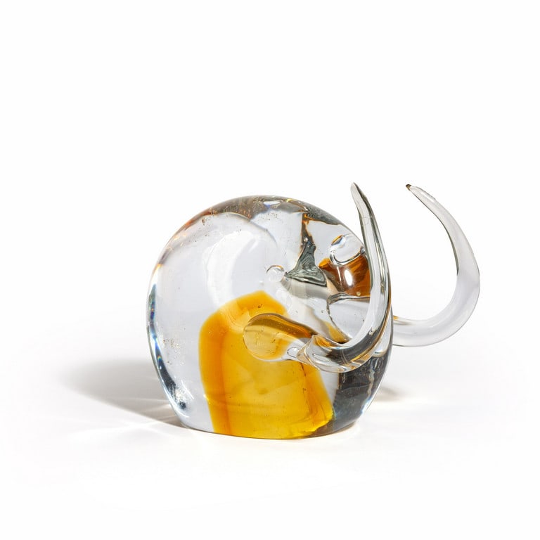 ANTONIO DA ROS, CENEDESE (ATTRIBUITO), 1965: ANTONIO DA ROS, CENEDESE (ATTRIBUITO), 1965 circa. Una figura di mammut in cristallo pesante sommerso ambra. Altezza cm. 14.5, lunghezza cm. 19.