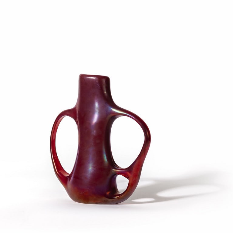 GIORGIO FERRO, ARTE VETRARIA MURANESE, A.VE.M.,: GIORGIO FERRO, ARTE VETRARIA MURANESE, A.VE.M., circa 1952. Un'ansa volante in vetro rosso iridato. Altezza cm. 23.