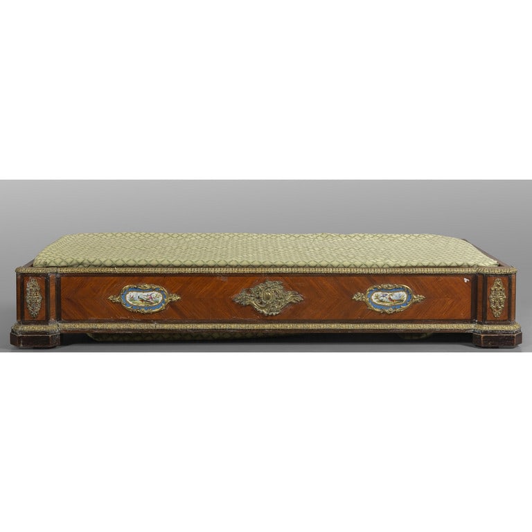 Letto da alcova lastronato in bois de rose (1 of 2)