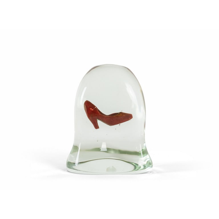 PHILIP TSIARAS (1952-) PHILIP: PHILIP TSIARAS (1952-) PHILIP TSIARAS Senza titolo scultura in vetro con scarpa femminile rossa cm 24x19x10 Untitled glass sculpture with red woman's shoe 9,44x7,48x3,93 in