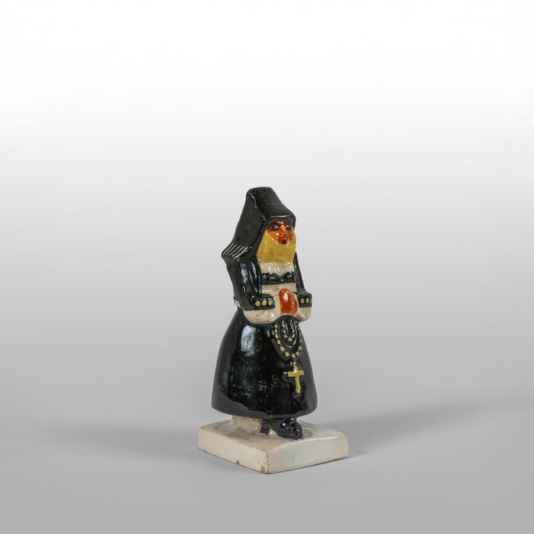 FEDERICO MELIS, S.C.I.C., anni '30. Una: FEDERICO MELIS, S.C.I.C., anni '30. Una piccola scultura 'Donna con rosario'. Formatura a stampo, decoro eseguito a mano. Marcata 'S.C.I.C. Cagliari Sardegna Melis'. Altezza cm 11. A small sculpture '