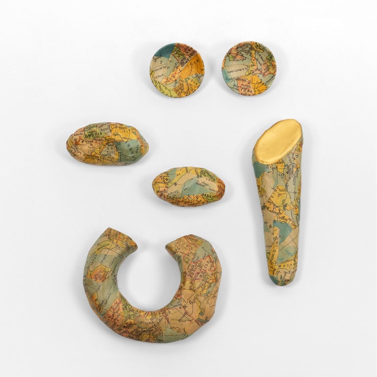 GIORGIO VIGNA, 1988. Un bracciale, due: GIORGIO VIGNA, 1988. Un bracciale, due orecchini a clip e tre spille della serie 'Sassi a spasso'. Cartapesta. Tutti gli esemplari firmati dall'Autore. Misure bracciale: diametro cm 13 misure orecchin