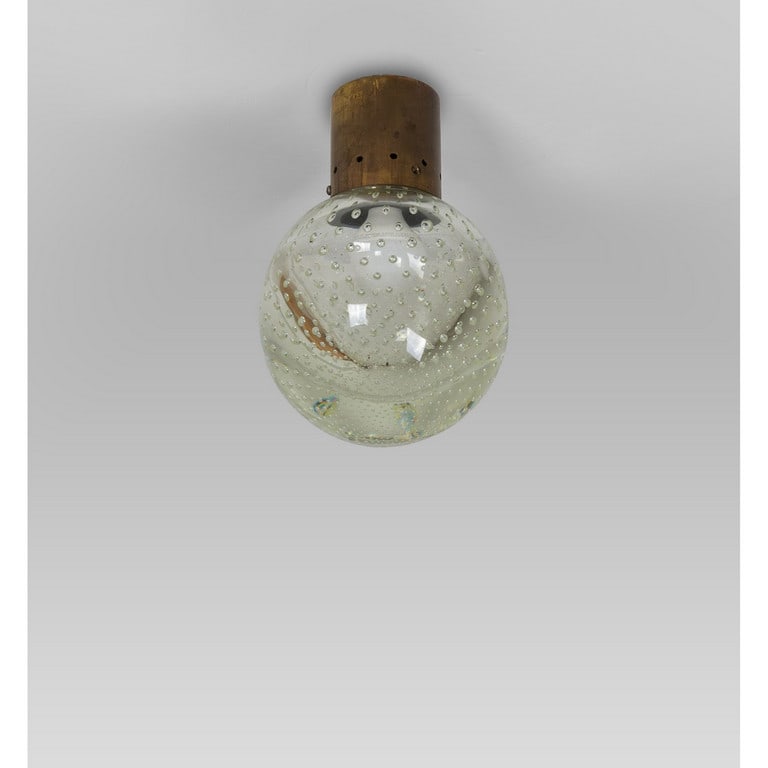 GINO SARFATTI, ARTELUCE, 1962. Una lampada a: GINO SARFATTI, ARTELUCE, 1962. Una lampada a sospensione 'SP 16'. Ottone brunito, vetro di Murano a bollicine. Altezza cm 24, diametro cm 16. A 'SP 16' hanging lamp model. Burnished brass, Murano 'Bol
