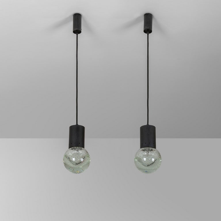GINO SARFATTI, ARTELUCE, 1962. Due lampada a: GINO SARFATTI, ARTELUCE, 1962. Due lampada a sospensione 'SP 16'. Alluminio verniciato, vetro di Murano a bollicine. Altezza diffusore cm 23, diametro cm 13. A pair of 'SP 16' hanging lamps model. Lac