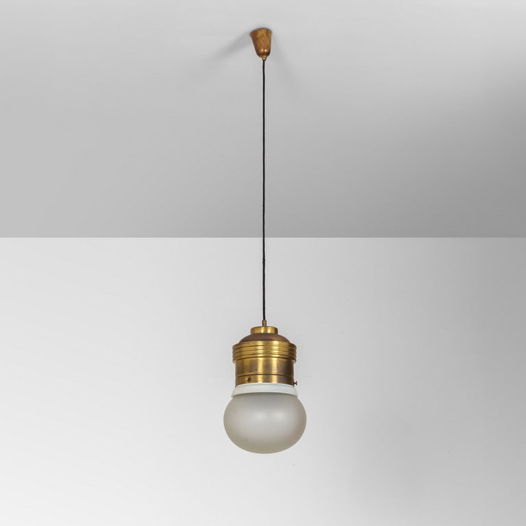 FONTANA ARTE, 1967. Una lampada a: FONTANA ARTE, 1967. Una lampada a sospensione'2406'. Ottone, vetro trattato all'acido. Altezza diffusore cm 30. A '2406' hanging lamp. Brass and and acid treated glass. Height of the diffuser 11.8 inc