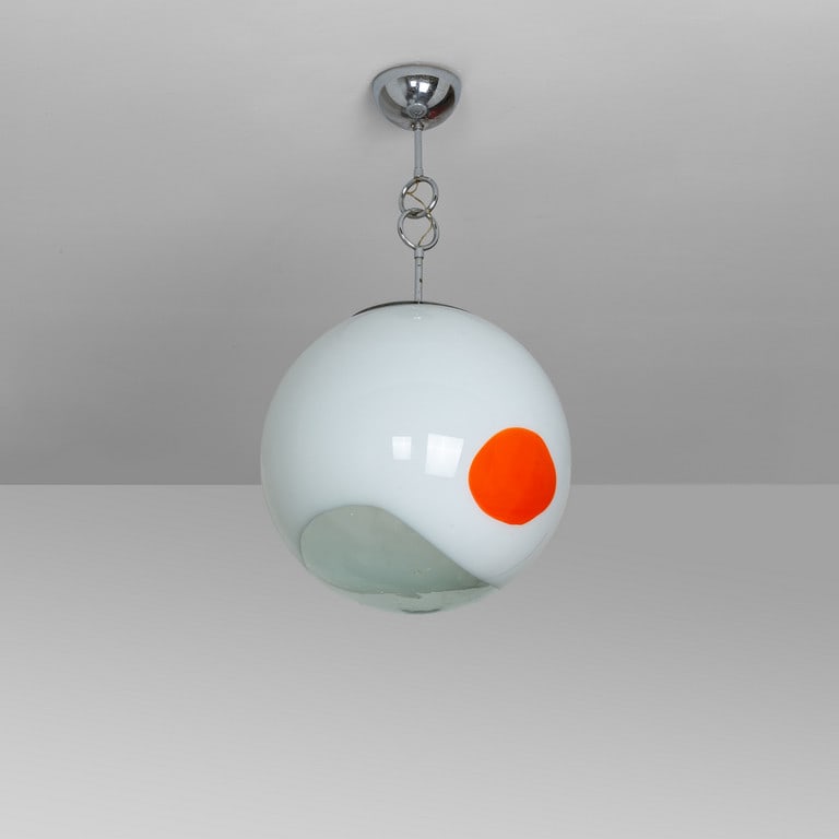 ANGELO BROTTO, ESPERIA, anni '70. Una: ANGELO BROTTO, ESPERIA, anni '70. Una lampada a sospensione. Acciaio cromato, cristallo trasparente con fascia di vetro lattimo e macchie di colore Diametro diffusore cm 40. A hanging lamp. Chrome-pla