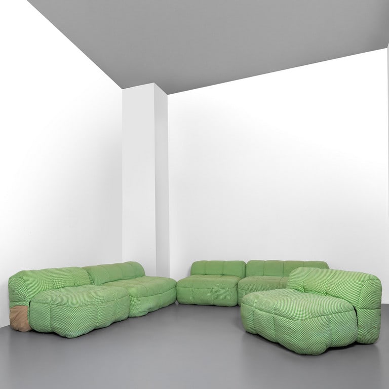 CINI BOERI, ARFLEX, 1972. Un divano: CINI BOERI, ARFLEX, 1972. Un divano componibile della serie 'Strips' composto da cinque moduli. Imbottitura in gommapiuma, rivestimento in tessuto. Etichette della Manifattura. Difetti: segni di usura
