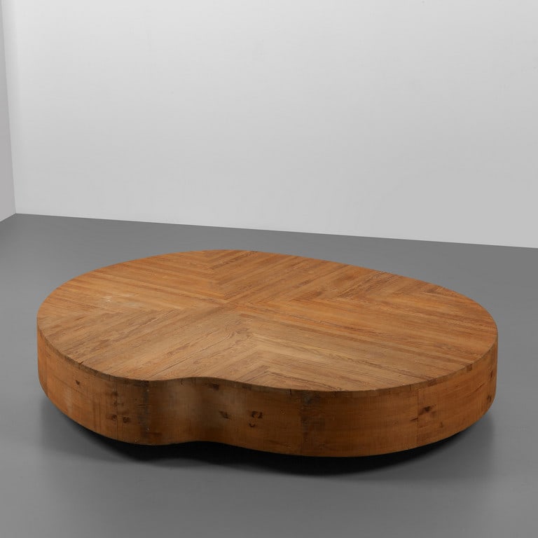 MARIO CEROLI, POLTRONOVA, 1974. Un tavolino su: MARIO CEROLI, POLTRONOVA, 1974. Un tavolino su ruote 'Sequoia'. Legno di pino. Marchio impresso a fuoco 'Ceroli Poltronova'. Cm 25 (h) x 147 x 127. A coffee table on wheels 'Sequoia'. Pine wood. Impre