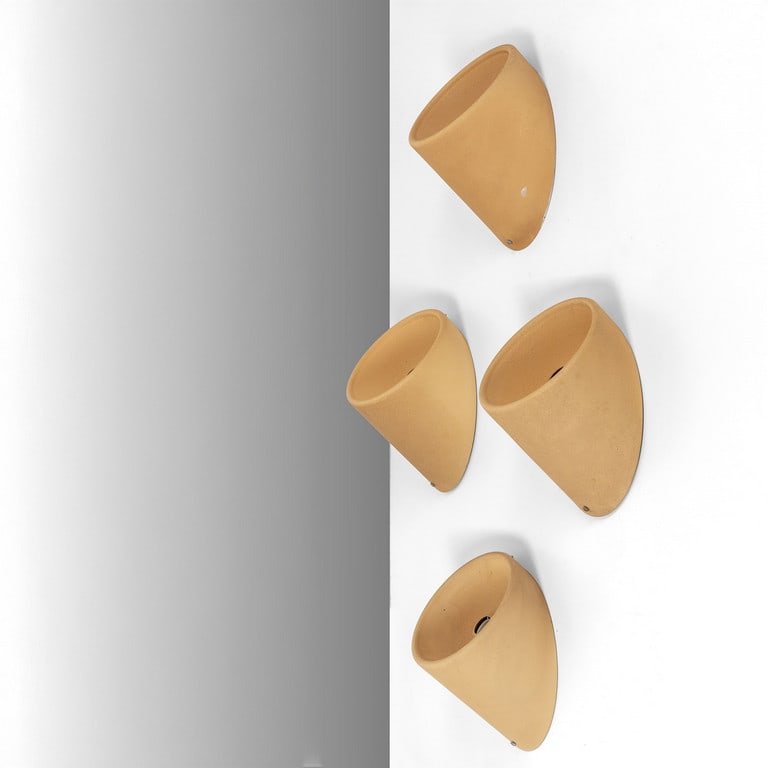 CINI BOERI, ARTELUCE, 1971. Quattro lampade: CINI BOERI, ARTELUCE, 1971. Quattro lampade da parete '235'. Alluminio laccato cracquelé. Etichette della manifattura. Diametro cm 23,5. A set of four wall lamps, '235' model. Lacquered aluminum. Man