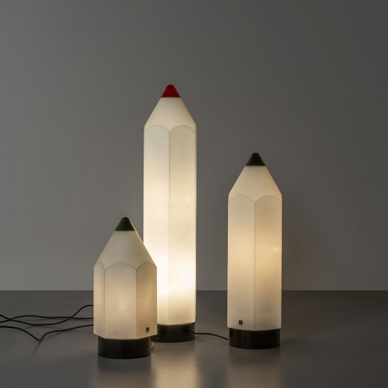 FEDERICA MARANGONI, I3, anni '80. Serie: FEDERICA MARANGONI, I3, anni '80. Serie completa di tre lampade da tavolo 'Matita'. Acciaio cromato, vetro stampato esternamente satinato, cristallo colorato. Etichette della Manifattura. Altezze cm 4