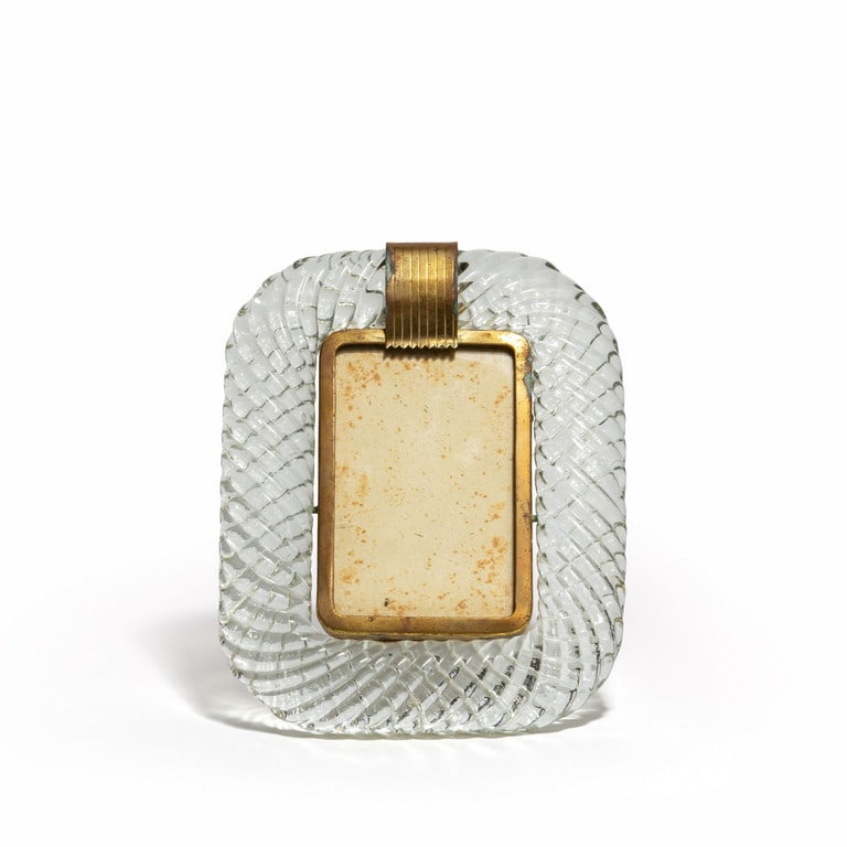 MURANO, anni '30 Un portaritratti in cristallo: MURANO, anni '30 Un portaritratti in cristallo ritorto e ottone. Altezza cm. 20, larghezza cm. 16.