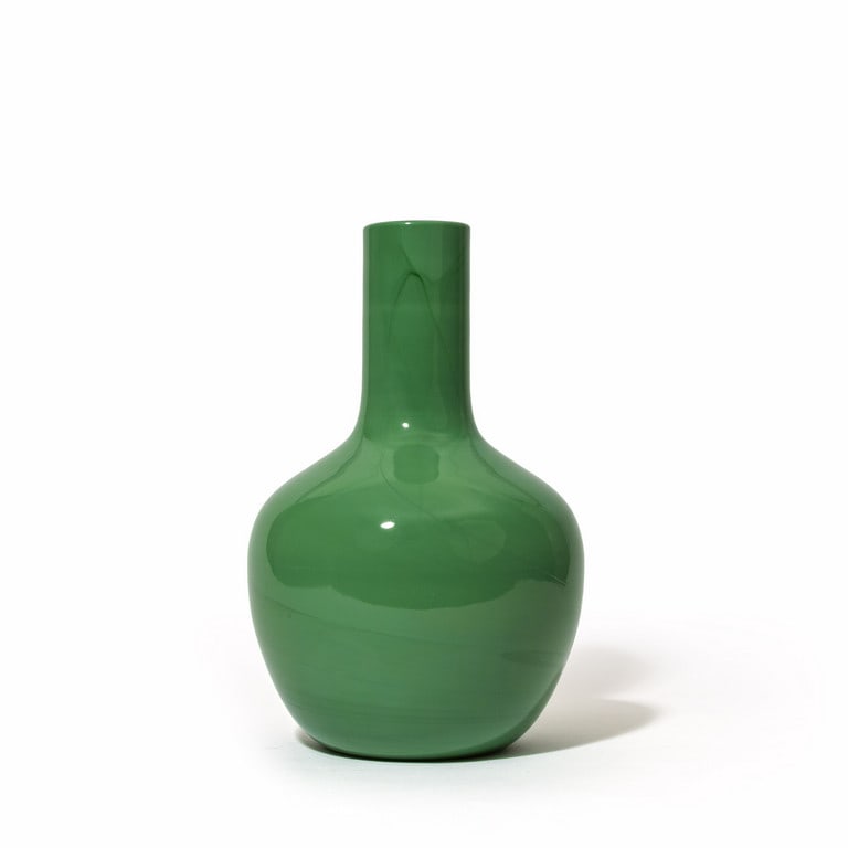 TOBIA SCARPA, VENINI, 1960 circa. Un vaso in: TOBIA SCARPA, VENINI, 1960 circa. Un vaso in pasta vitrea verde della serie "Opachi" o "Cinesi". Altezza cm 24,5.