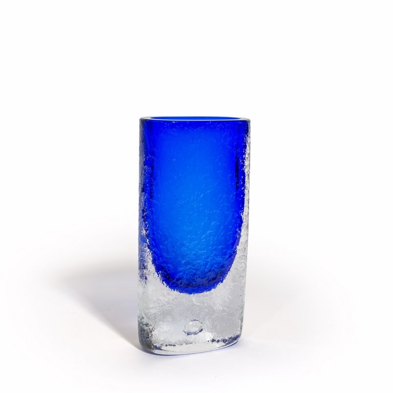 ANTONIO DA ROS, CENEDESE, 1960 circa Un vaso a: ANTONIO DA ROS, CENEDESE, 1960 circa Un vaso a sezione ellittica in vetro sommerso acidato blu. Altezza cm. 26.
