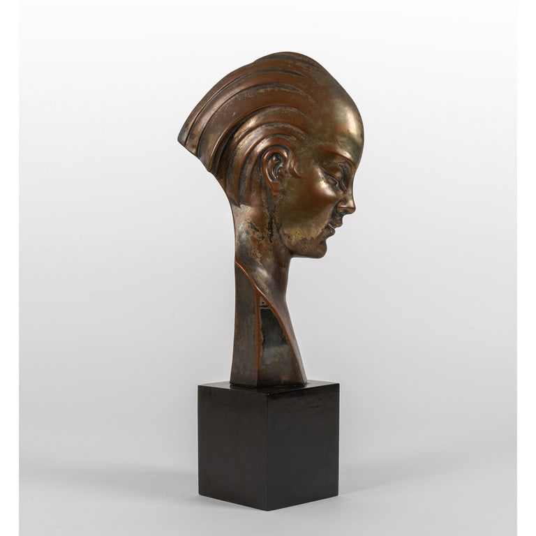 GUIDO CACCIAPUOTI, anni '30. Profilo di: GUIDO CACCIAPUOTI, anni '30. Profilo di ragazza a mezzo busto in bronzo su base in legno laccato. Firma incisa 'G.Cacciapuoti' Altezza cm 40