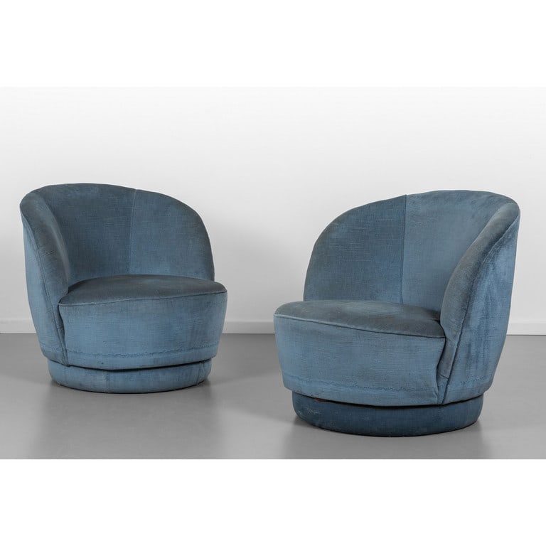 DUE POLTRONE, ANNI '50. Strutture in legno,: DUE POLTRONE, ANNI '50. Strutture in legno, imbottiture rivestite in velluto. Altezza cm 66, larghezza 68, profondità 72.