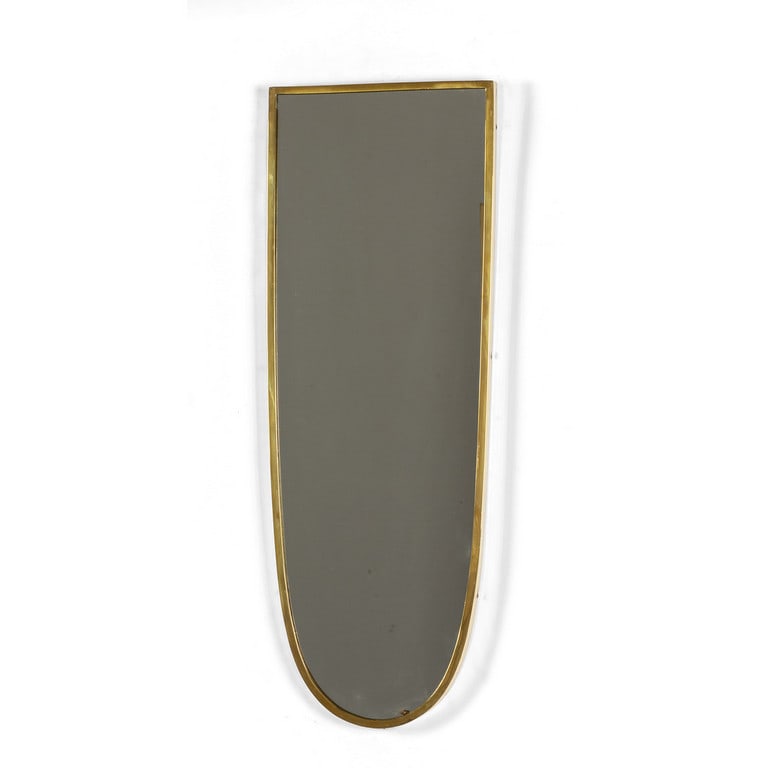 UNO SPECCHIO DA PARETE, anni '50. Ottone,: UNO SPECCHIO DA PARETE, anni '50. Ottone, cristallo argentato. Cm 79 x 28.