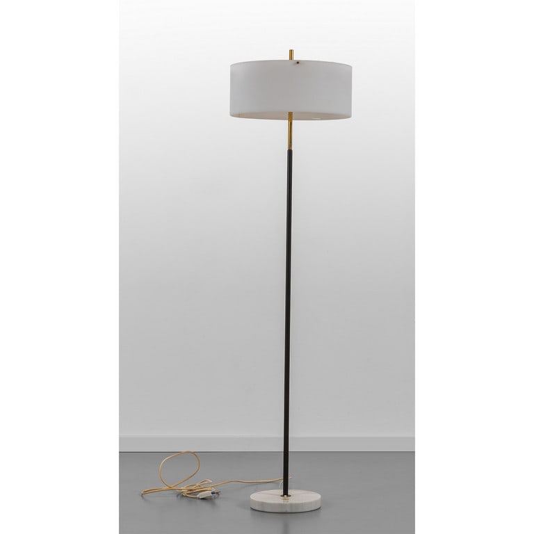 STILUX (Editore), anni '60. Una lampada da: STILUX (Editore), anni '60. Una lampada da terra. Marmo, tubo di vero verniciato, lamierino verniciato, ottone, perspex. Altezza cm 130.