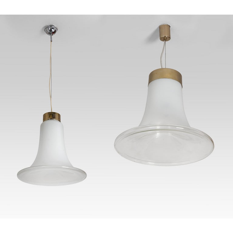 DUE LAMPADE A SOSPENSIONE, anni '70. Acciaio: DUE LAMPADE A SOSPENSIONE, anni '70. Acciaio satinato, cristallo bianco sfumato. Altezze diffusori cm 35, 45 diametri cm 35, 50.