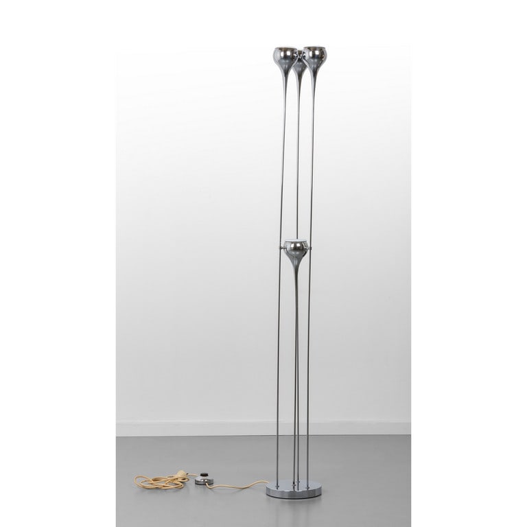 ANGELO BROTTO, ESPERIA, anni '70. Una: ANGELO BROTTO, ESPERIA, anni '70. Una lampada da terra. Acciaio cromato, metallo verniciato. Altezza cm 140.