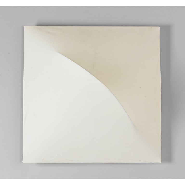 KAZUHIDE TAKAHAMA, SIRRAH, 1973 Una lampade da: KAZUHIDE TAKAHAMA, SIRRAH, 1973 Una lampade da parete 'Saori'. Struttura in metallo, diffusore in tessuto. Cm 60 x 60, profondità cm 20. Letteratura: Giuliana Gramigna, Repertorio 1950-1980 Immagini