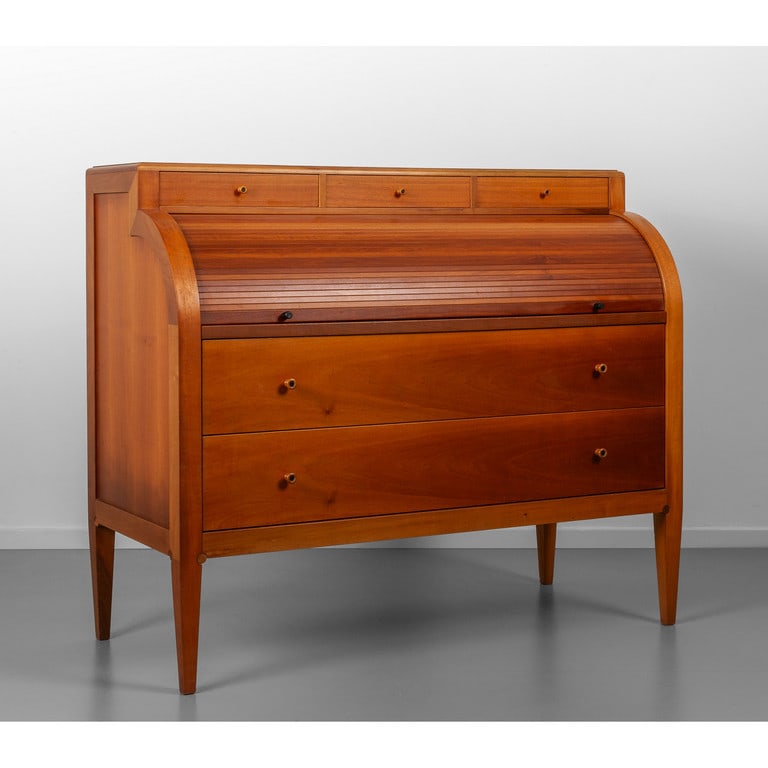 UNA CASSETTIERA CON PIANO SCRITTOIO ESTRAIBILE, (1 of 4)