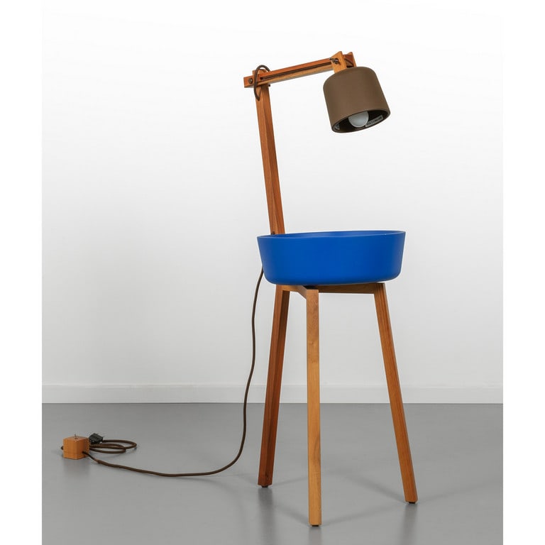 DAPHNA ISAACS & LAURENS MANDERS, CAPPELLINI,: DAPHNA ISAACS & LAURENS MANDERS, CAPPELLINI, 2009. Una lampada da terra 'Sofalamp'. Legno di teak, plastica. Etichetta della Manifattura. Altezza cm 105.