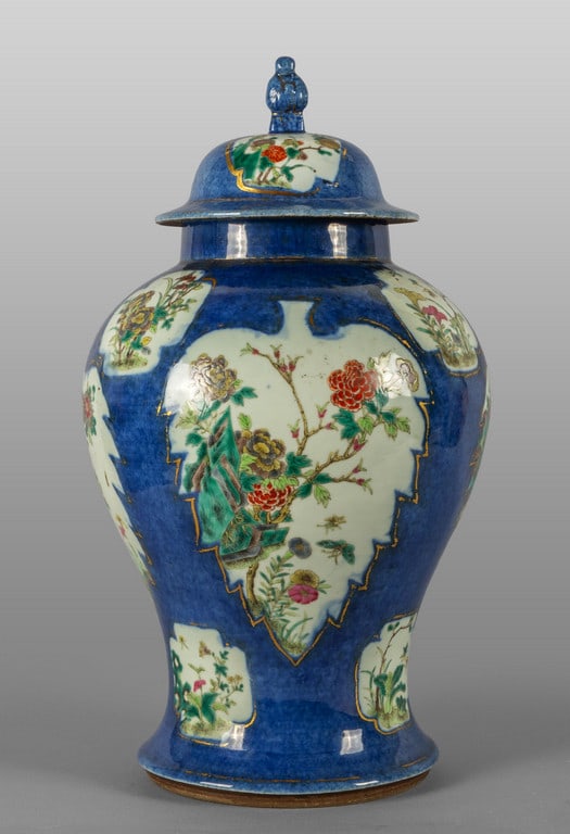 Potiche in porcellana a fondo blu decorata a (1 of 1)